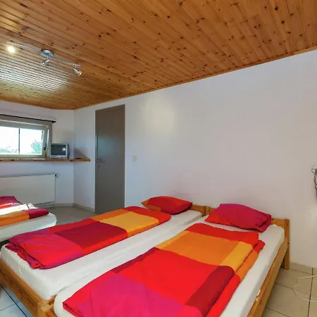 度假居 A Recently Renovated Semi Detached House *