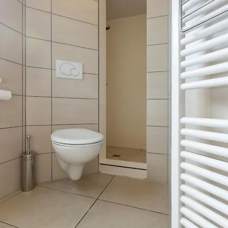 度假居 A Recently Renovated Semi Detached House