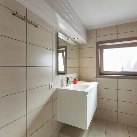 度假居 A Recently Renovated Semi Detached House