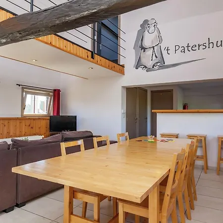 A Recently Renovated Semi Detached House 度假居